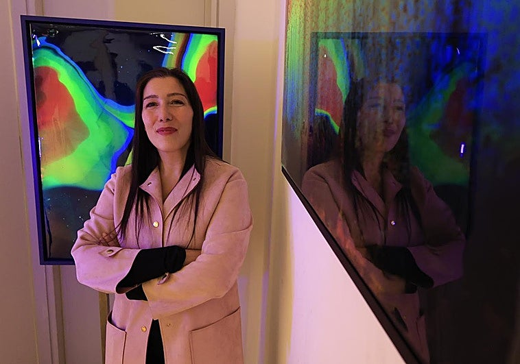 La artista salmantina Ruth junto a dos de sus obras