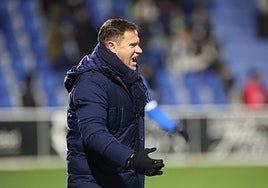 Mario Simón, dirigiendo al equipo ante el Real Madrid Castilla