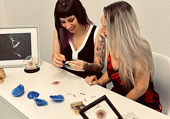 Vera y Luly en el estudio de tatuajes de La Bellota en Salamanca.