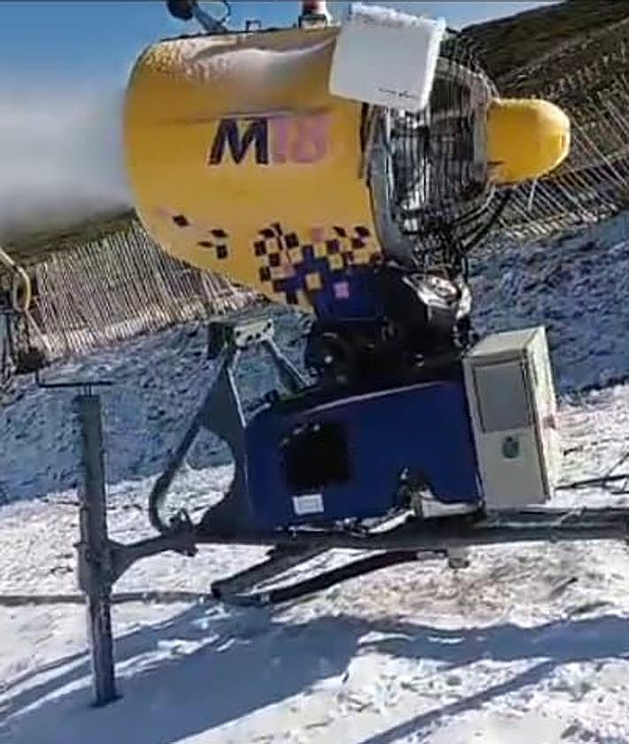 Imagen secundaria 2 - Imágina de la producción de nieve en la estación durante los últimos días.