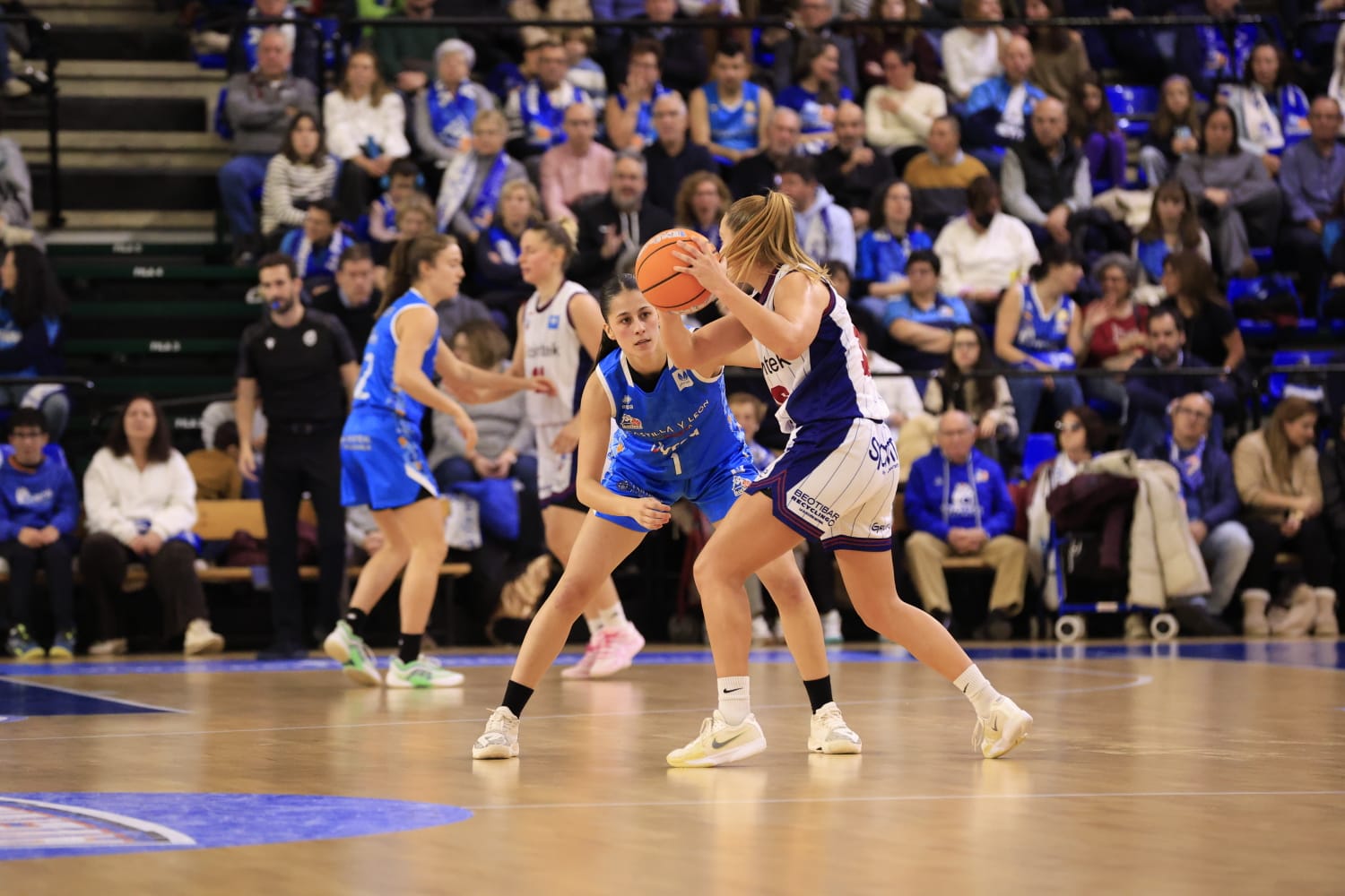 El partido Avenida - Lointek Gernika, en imágenes