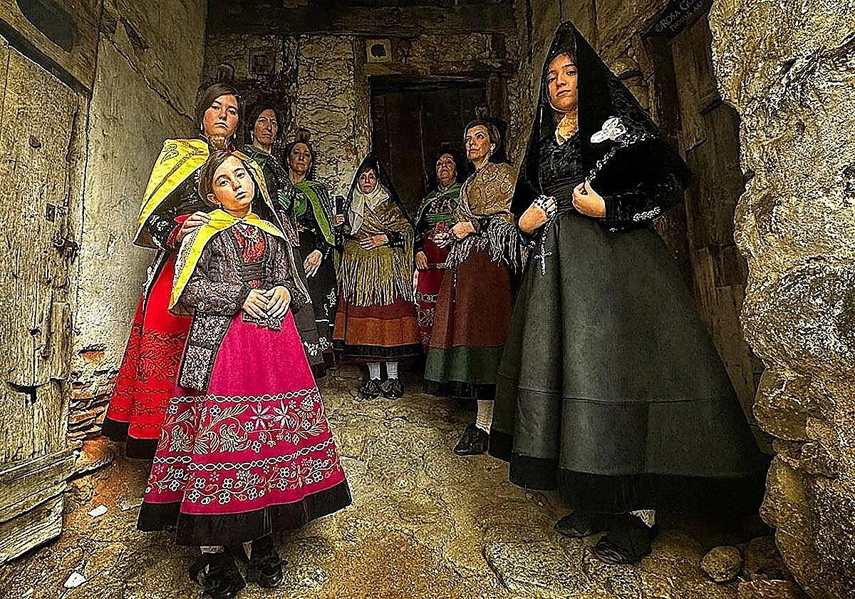 Mujeres y niñas de Candelario vestidas con la indumentaria ceremonial de sus antepasadas.