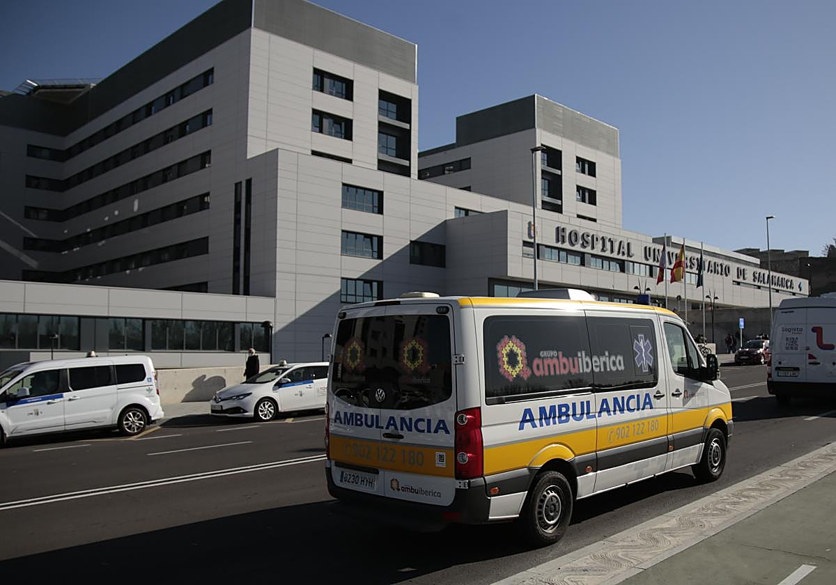 Ambulancia frente al Hospital de Salamanca