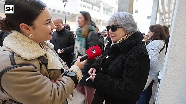 Los vecinos de las nuevas viviendas en Capuchinos expresan su emoción tras recibir las llaves