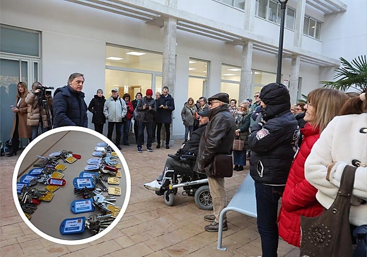 Los vecinos de las viviendas en Capuchinos recibiendo las llaves