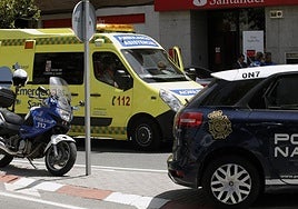 Imagen de ambulancia y Policía Nacional en la avenida Lasalle.