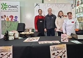 La cocinera Leticia Martín, del Restaurante Estoril, ha sido la encargada de elaborar varias recetas a base de legumbres de la comarca armuñesa.