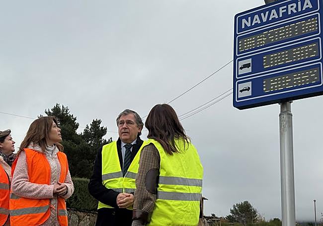 Instalación de una de las señales en Navafría.