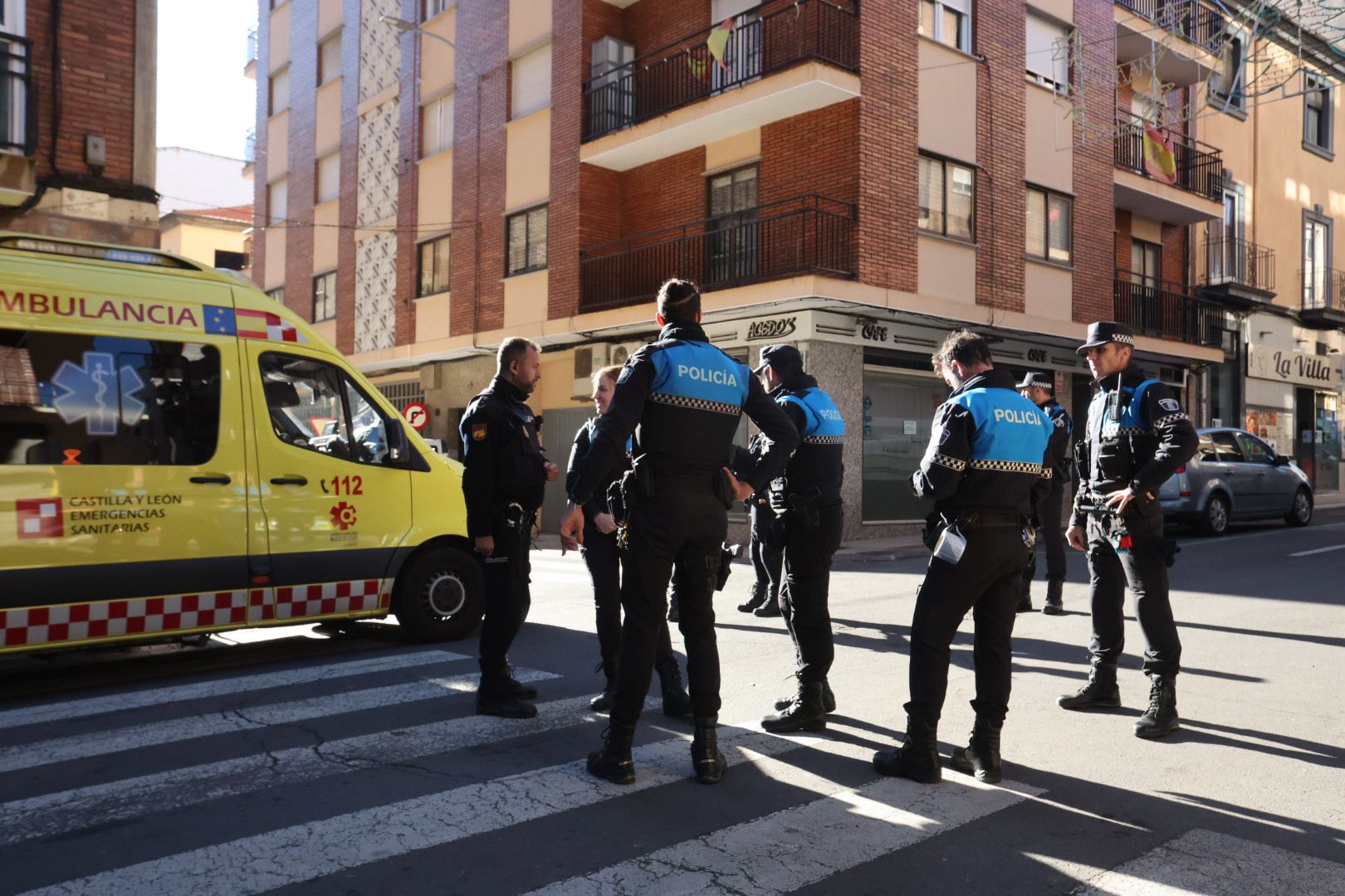 Policía y ambulancia en el lugar de los hechos