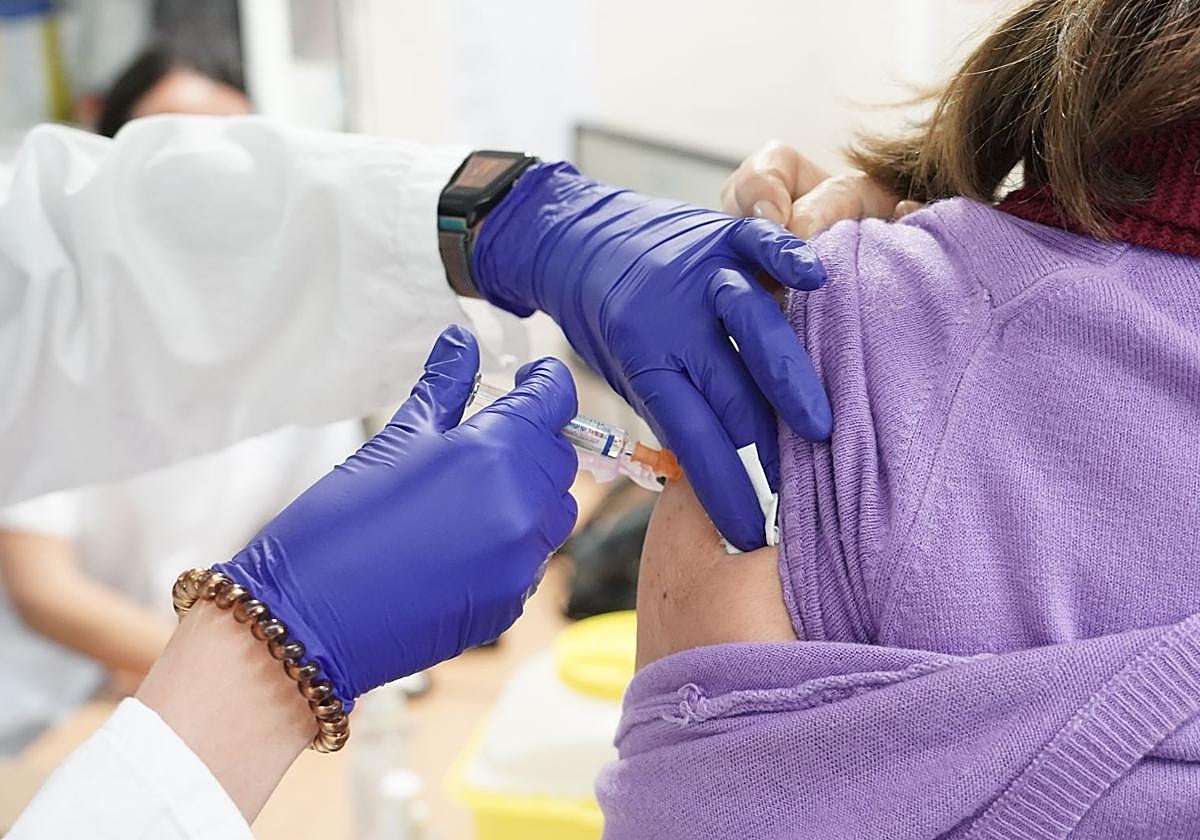 Una persona recibe la dosis de la vacuna de la gripe.