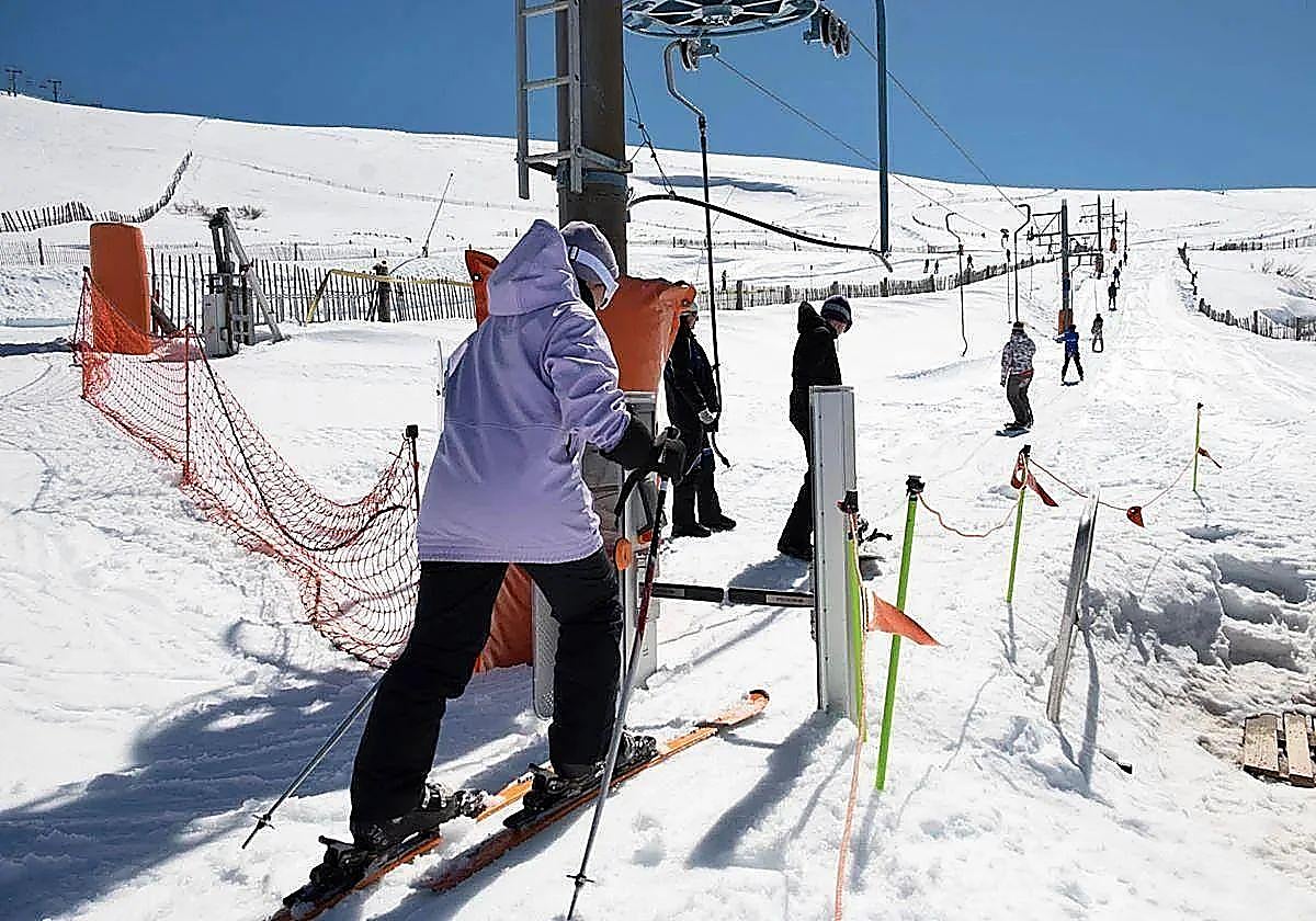 Esquiadores en la estación de La Covatilla