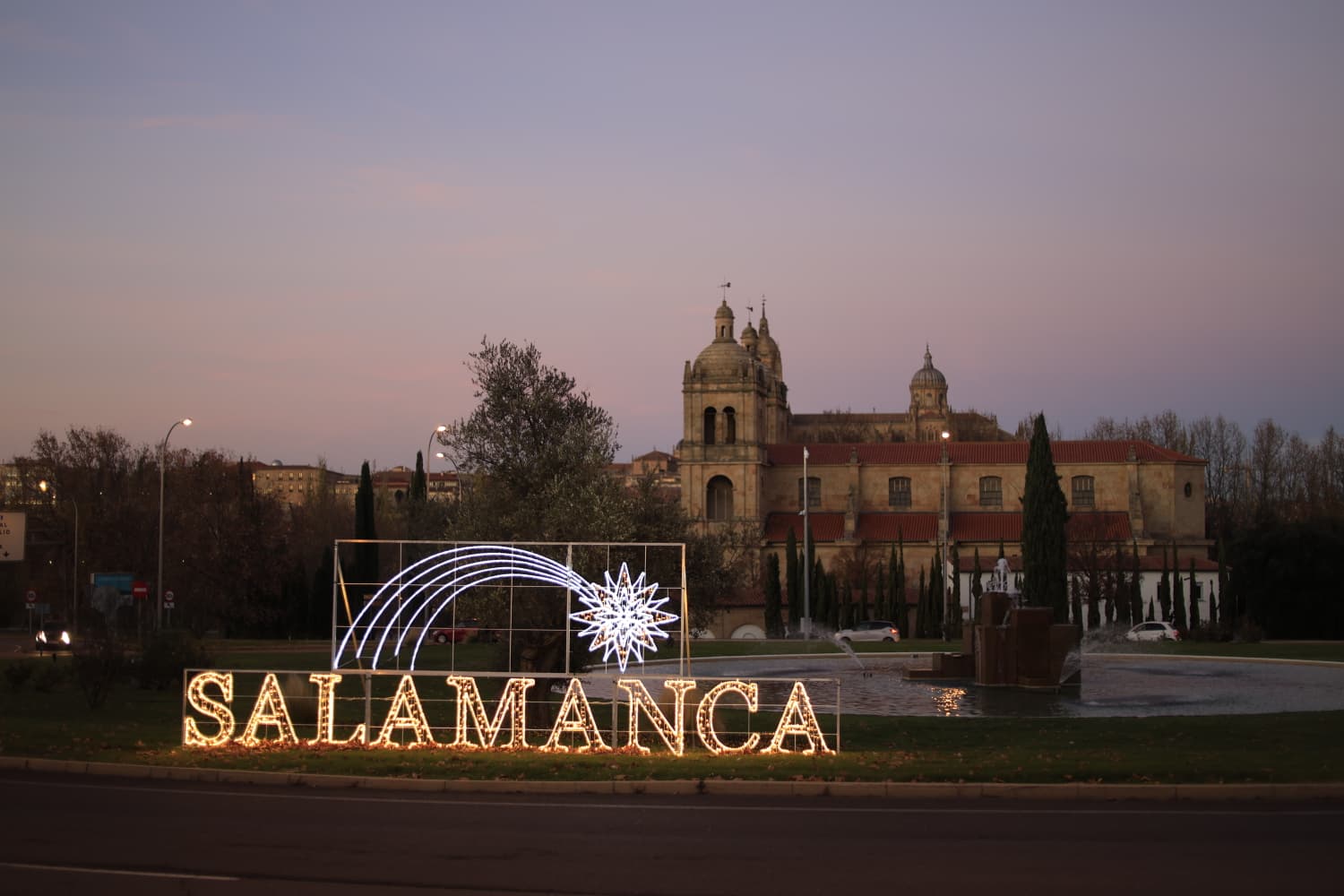 La Navidad ya deslumbra en Salamanca con luces, árbol y videomapping