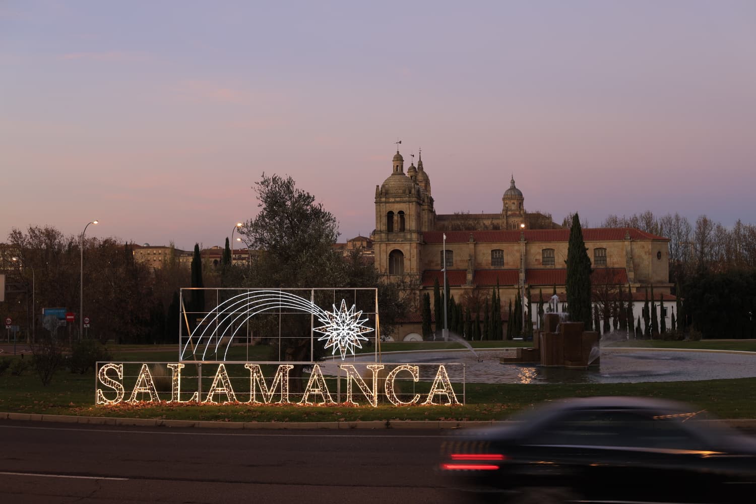 La Navidad ya deslumbra en Salamanca con luces, árbol y videomapping