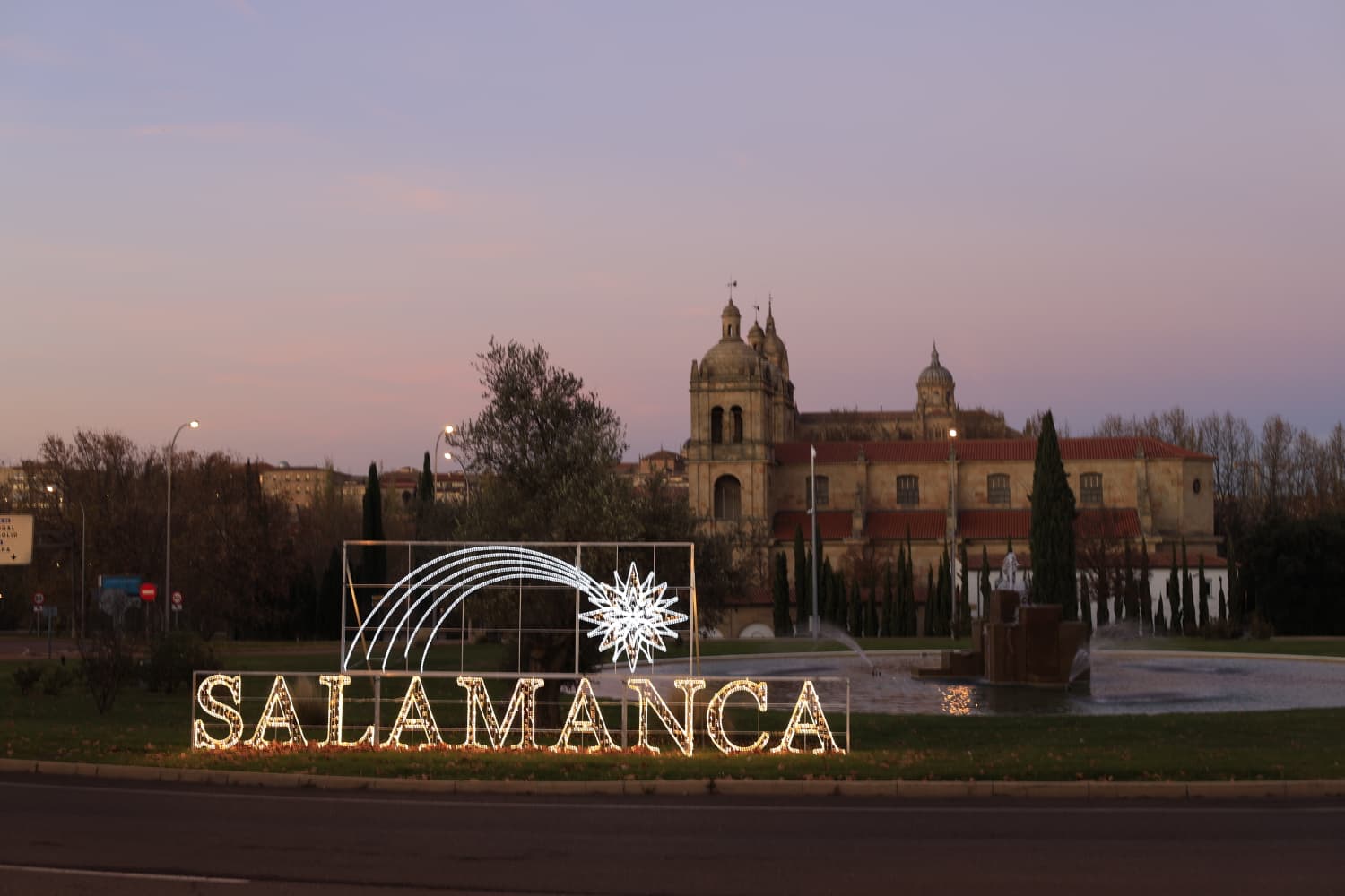 La Navidad ya deslumbra en Salamanca con luces, árbol y videomapping