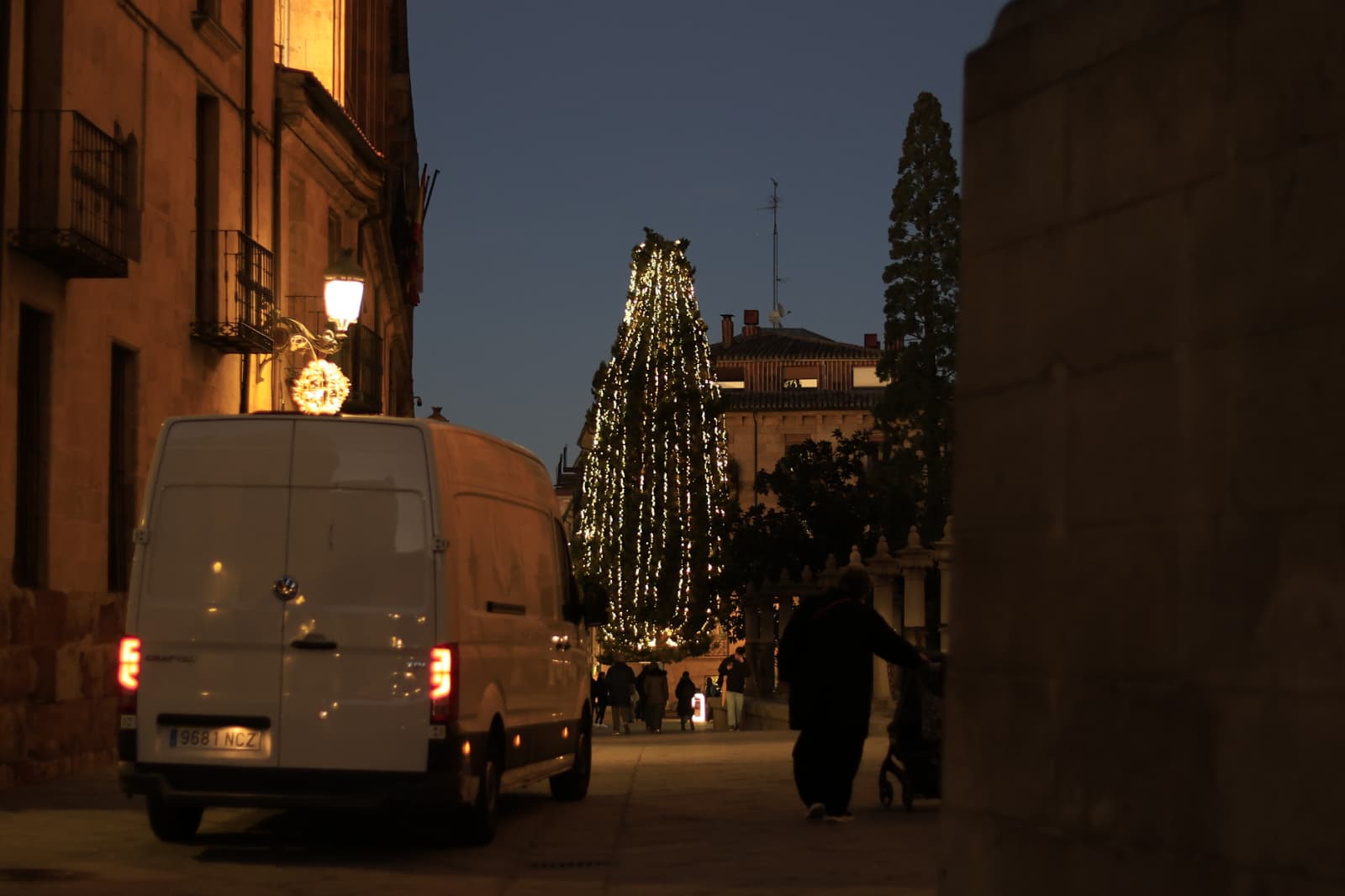 La Navidad ya deslumbra en Salamanca con luces, árbol y videomapping
