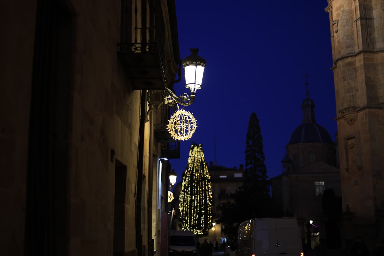 La Navidad ya deslumbra en Salamanca con luces, árbol y videomapping