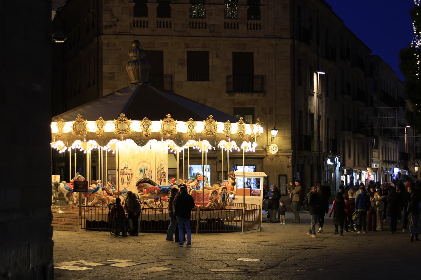 La Navidad ya deslumbra en Salamanca con luces, árbol y videomapping