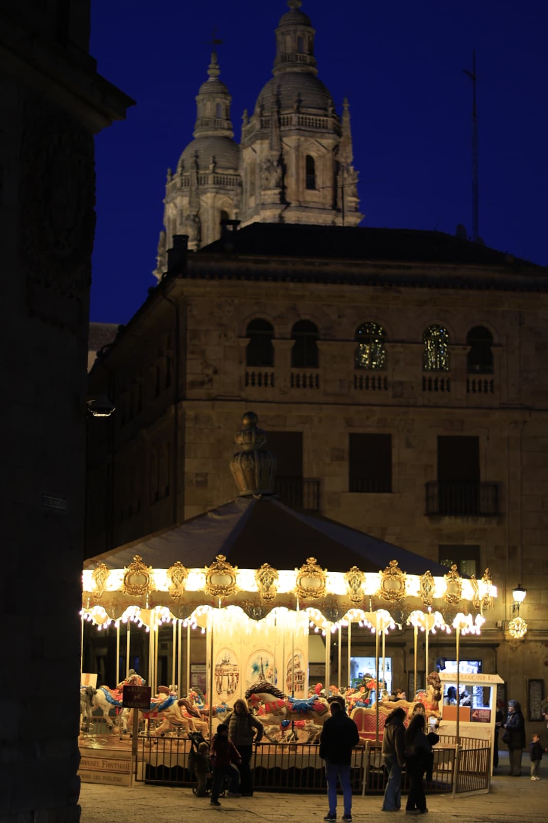 La Navidad ya deslumbra en Salamanca con luces, árbol y videomapping