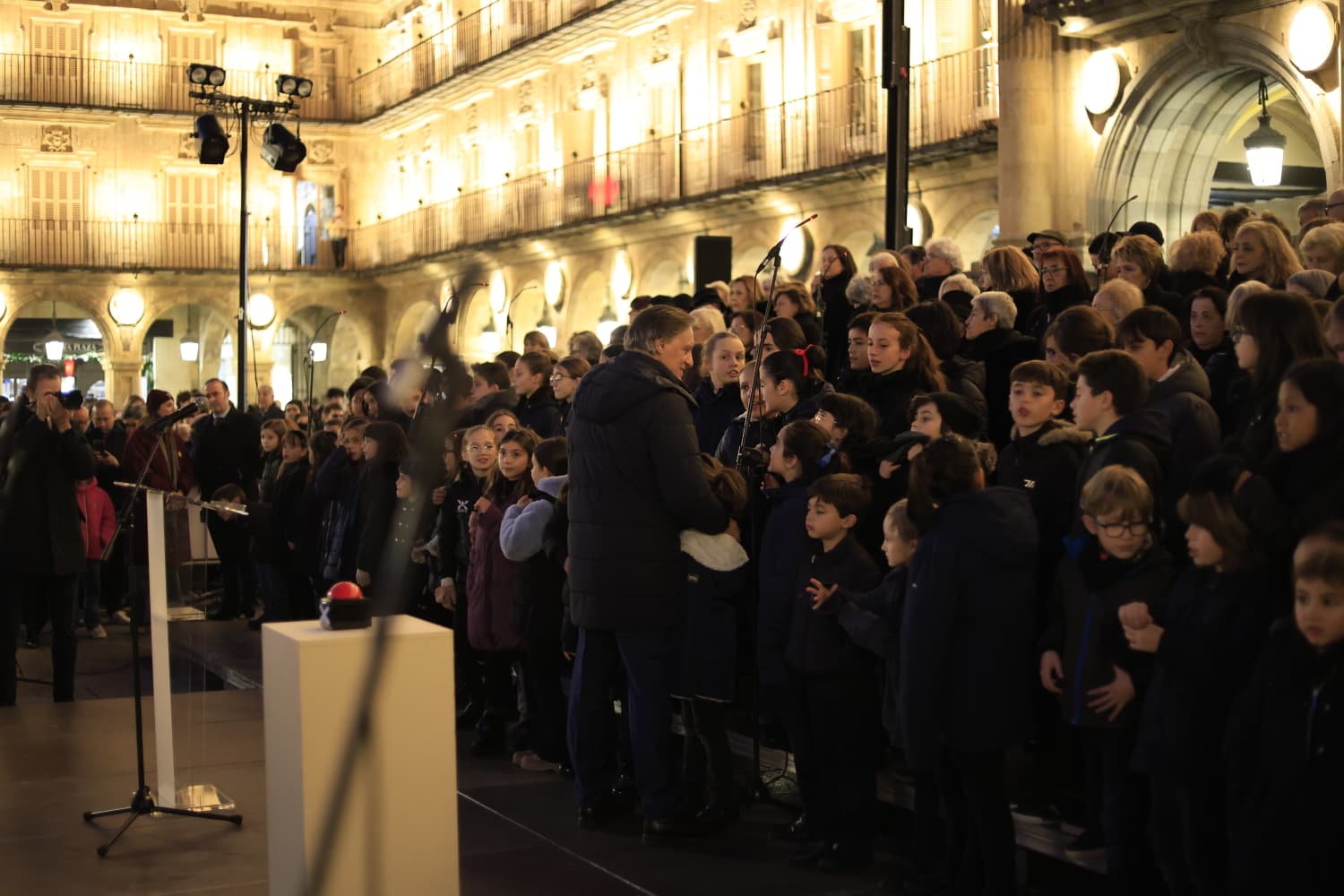 La Navidad ya deslumbra en Salamanca con luces, árbol y videomapping