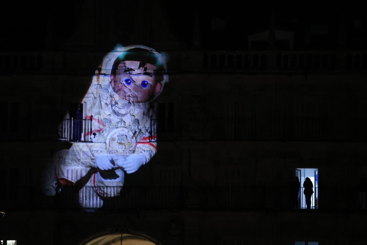La Navidad ya deslumbra en Salamanca con luces, árbol y videomapping