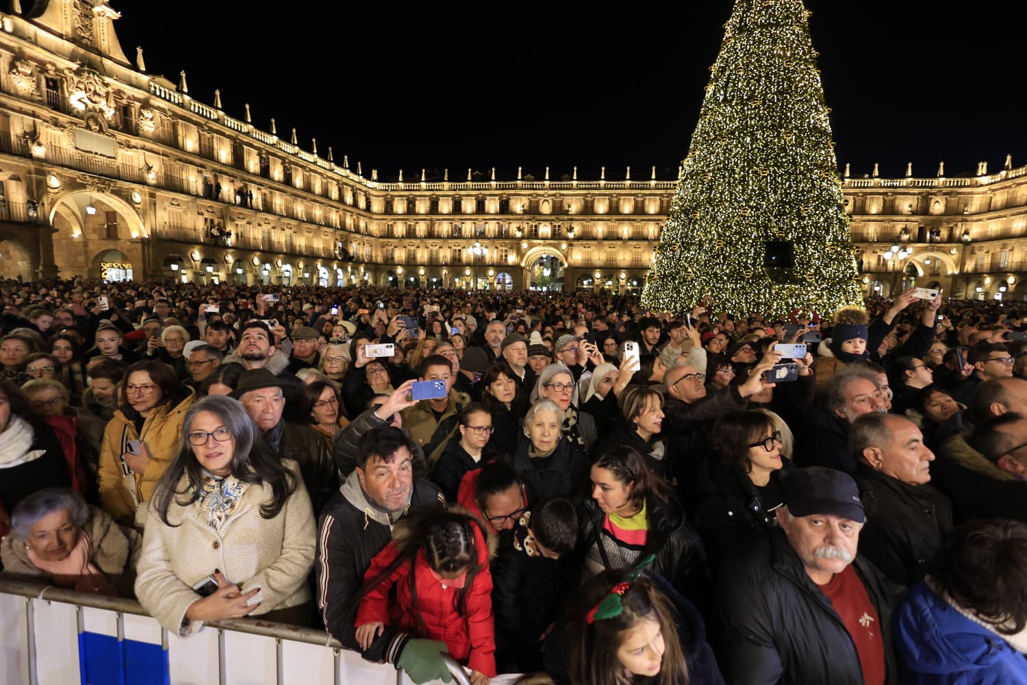 La Navidad ya deslumbra en Salamanca con luces, árbol y videomapping