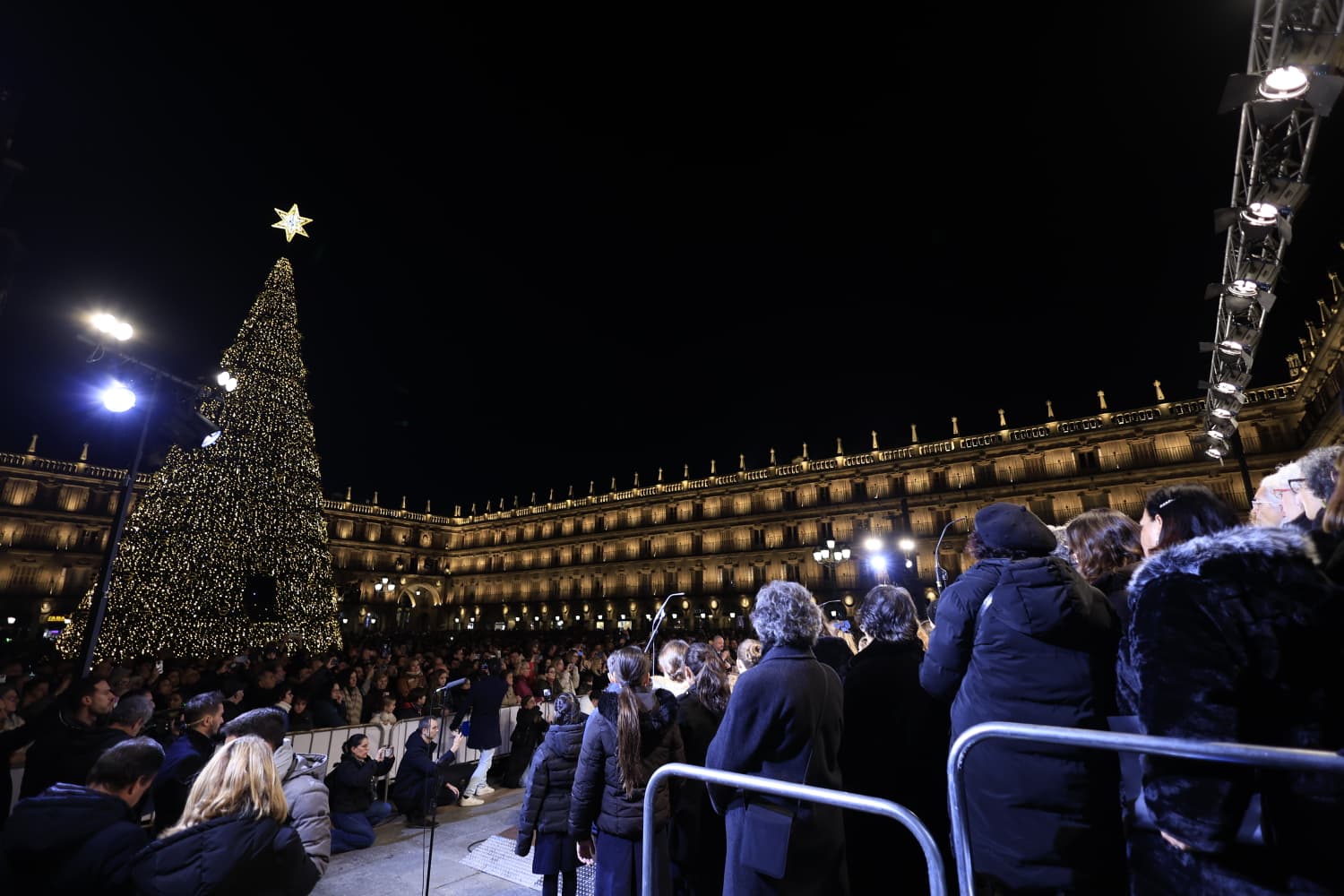La Navidad ya deslumbra en Salamanca con luces, árbol y videomapping