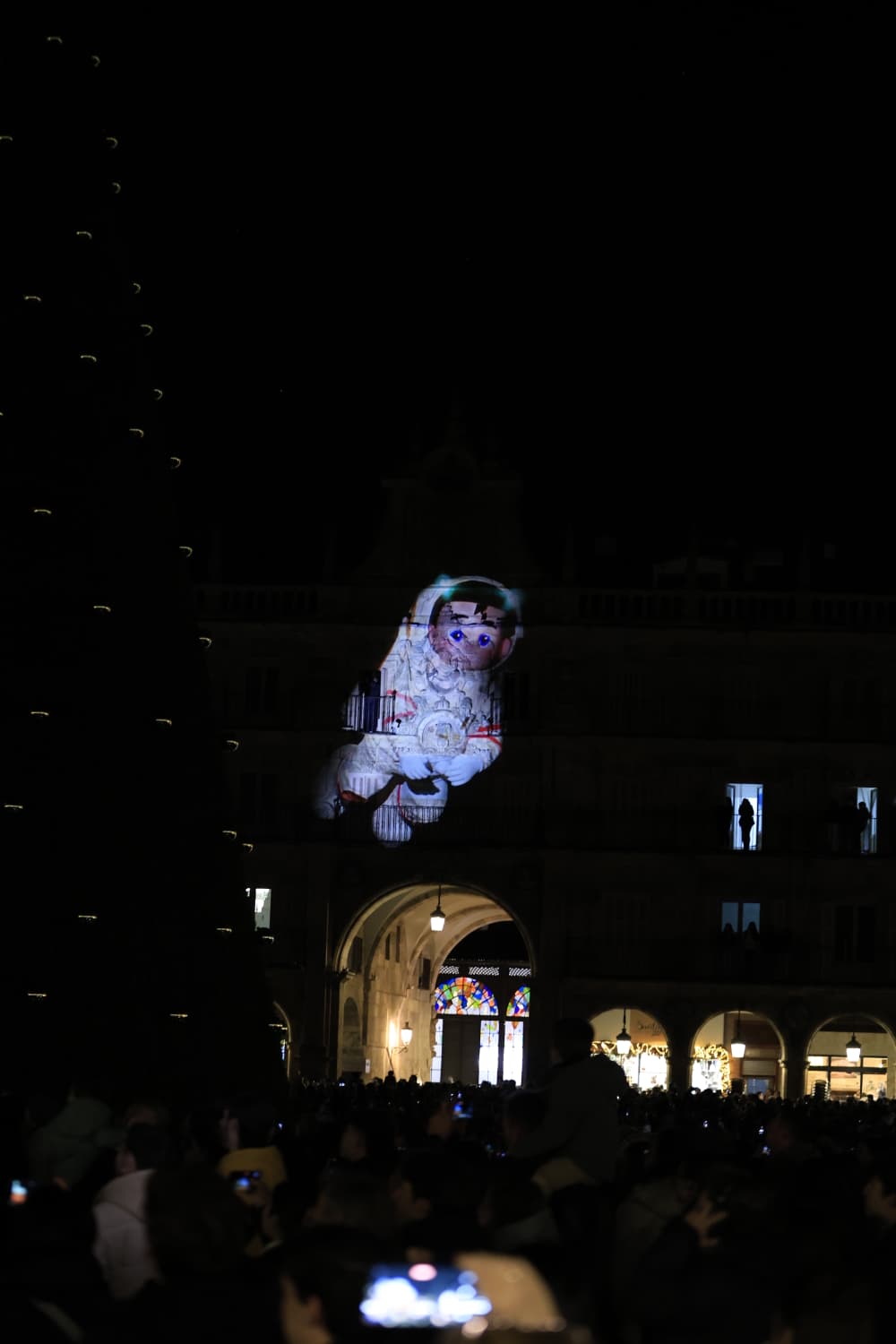 La Navidad ya deslumbra en Salamanca con luces, árbol y videomapping