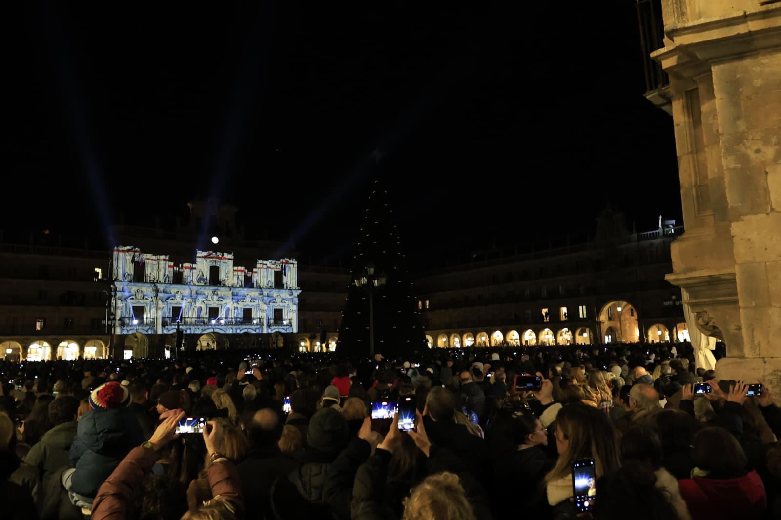 La Navidad ya deslumbra en Salamanca con luces, árbol y videomapping