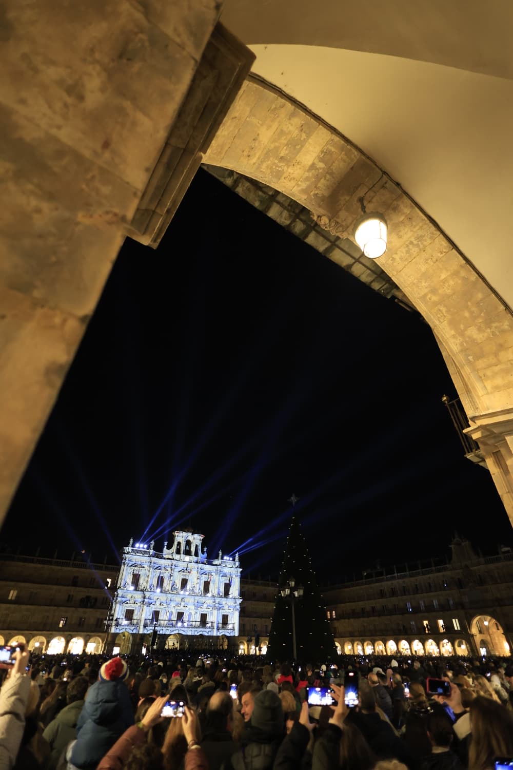 La Navidad ya deslumbra en Salamanca con luces, árbol y videomapping