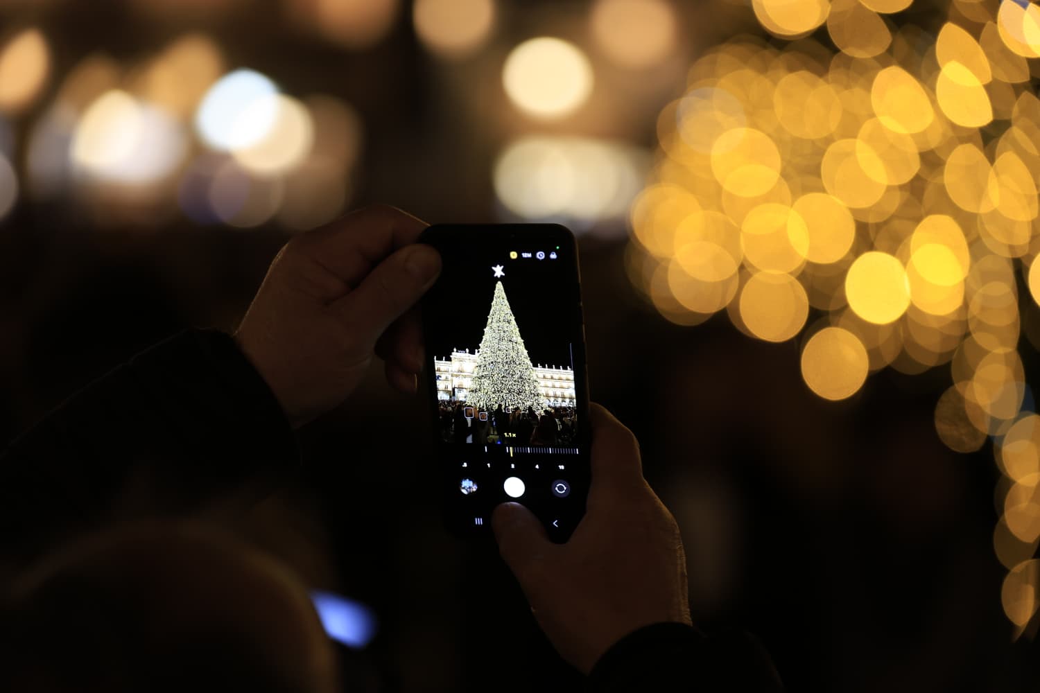 La Navidad ya deslumbra en Salamanca con luces, árbol y videomapping