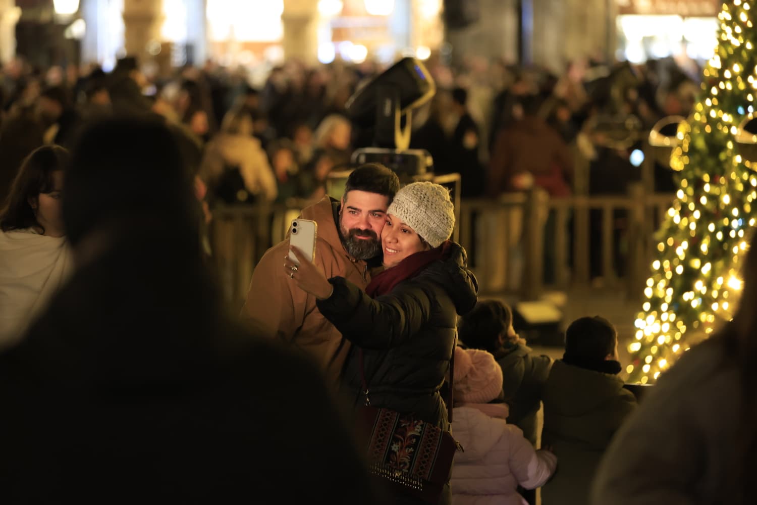 La Navidad ya deslumbra en Salamanca con luces, árbol y videomapping