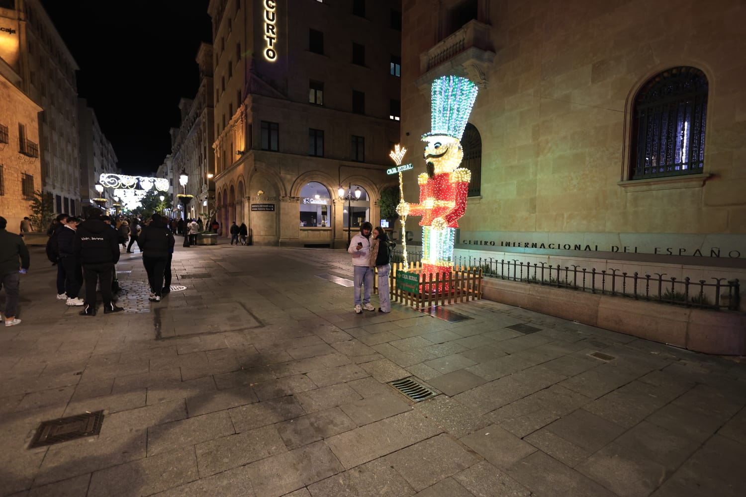 La Navidad ya deslumbra en Salamanca con luces, árbol y videomapping