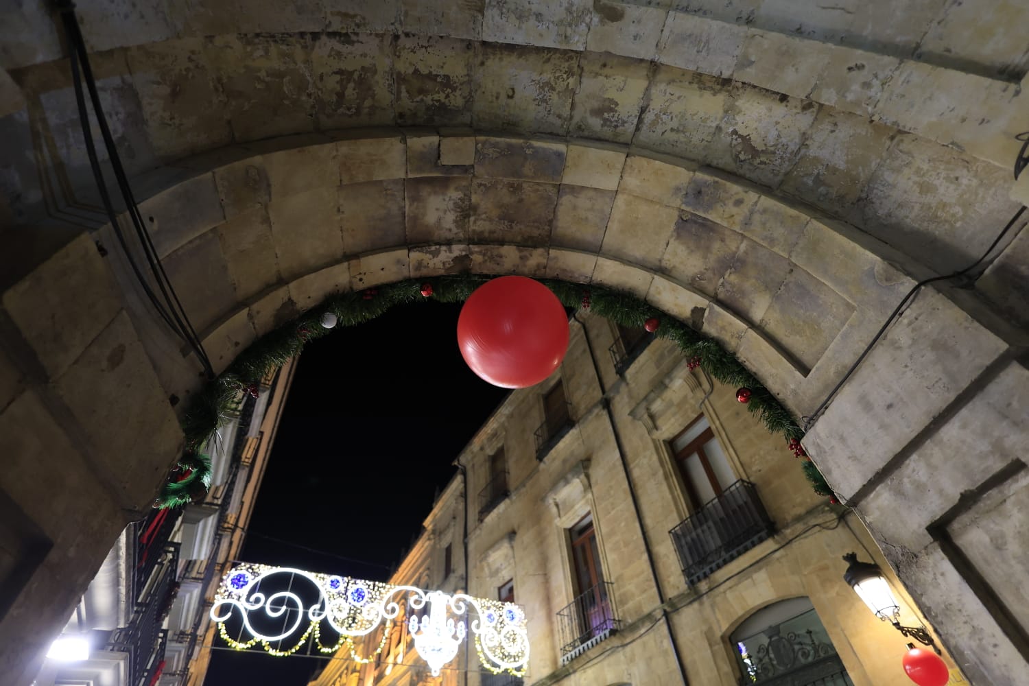 La Navidad ya deslumbra en Salamanca con luces, árbol y videomapping
