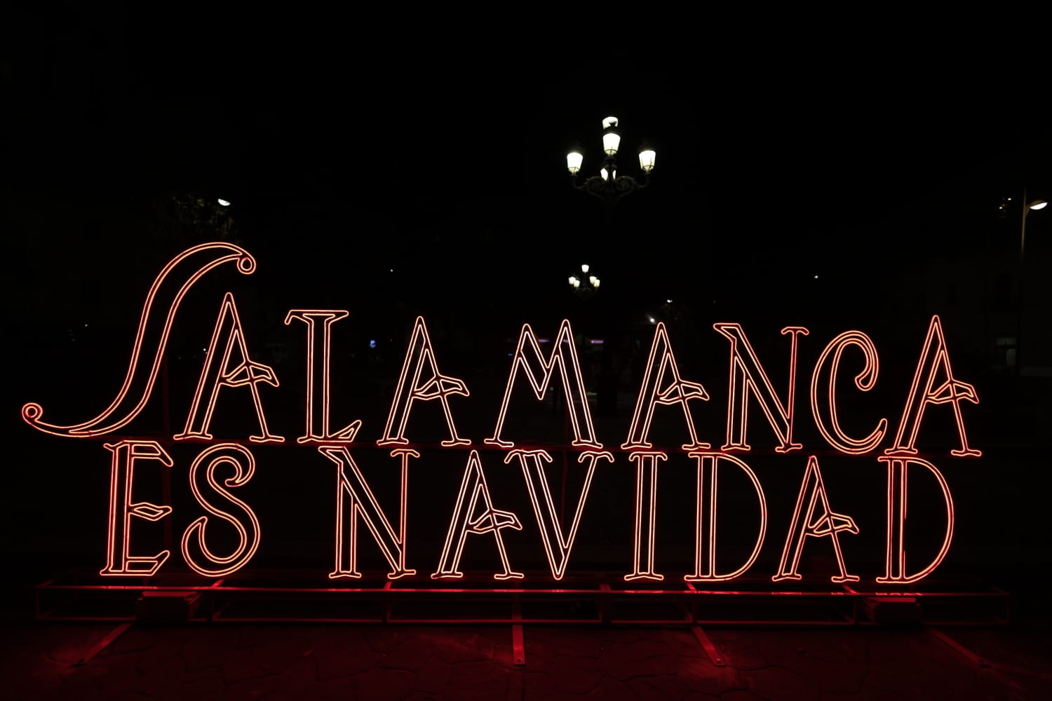 La Navidad ya deslumbra en Salamanca con luces, árbol y videomapping