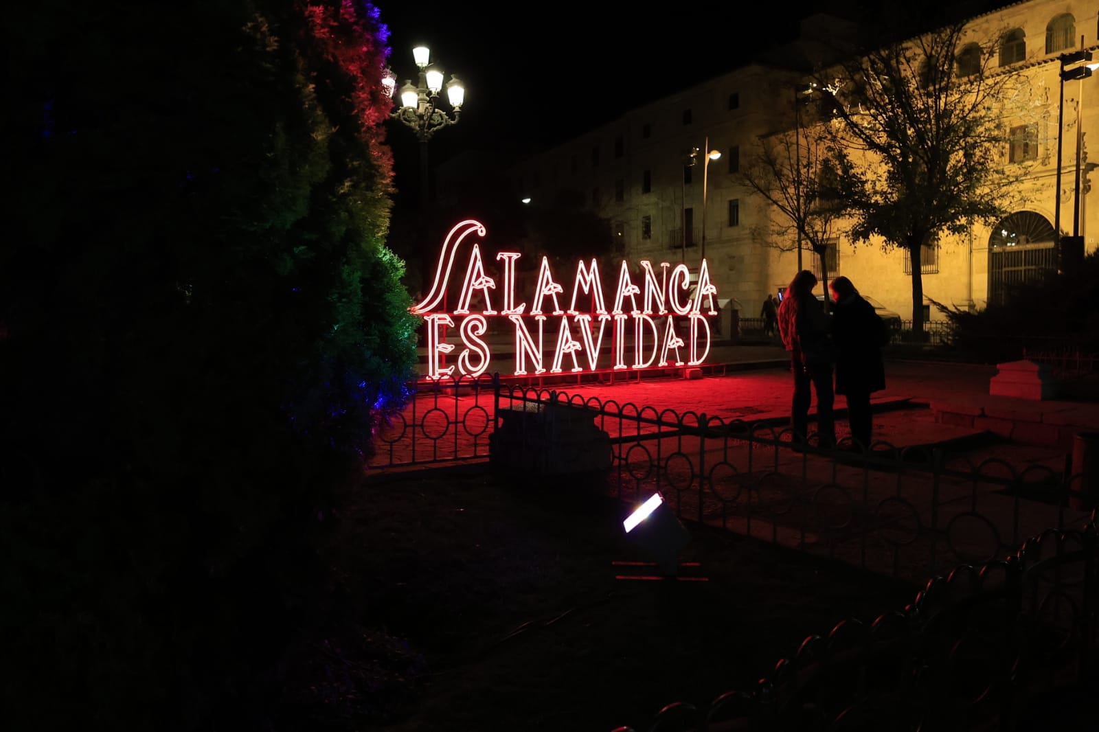 La Navidad ya deslumbra en Salamanca con luces, árbol y videomapping
