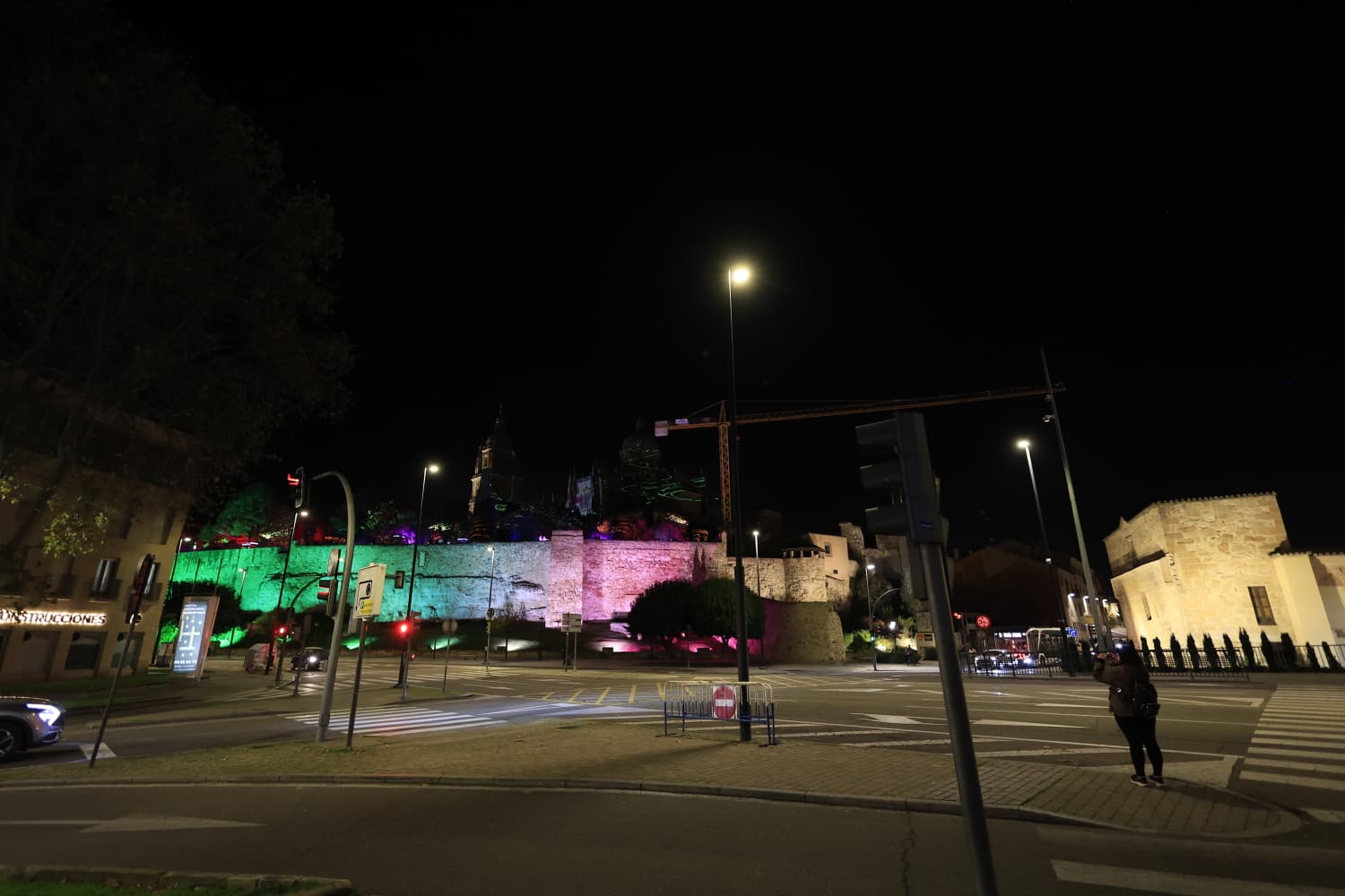 La Navidad ya deslumbra en Salamanca con luces, árbol y videomapping