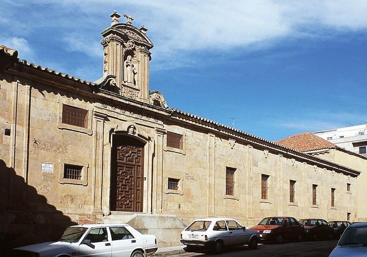 Imagen principal - Fachada de calle Lucero, interior y acceso lateral del convento.