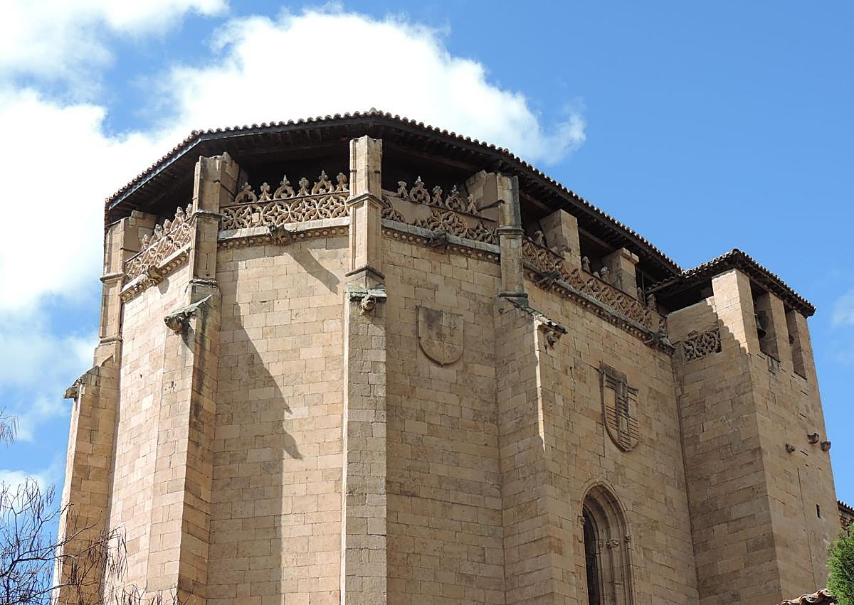 Imagen secundaria 1 - Su patio, la iglesia del convento y su interior.