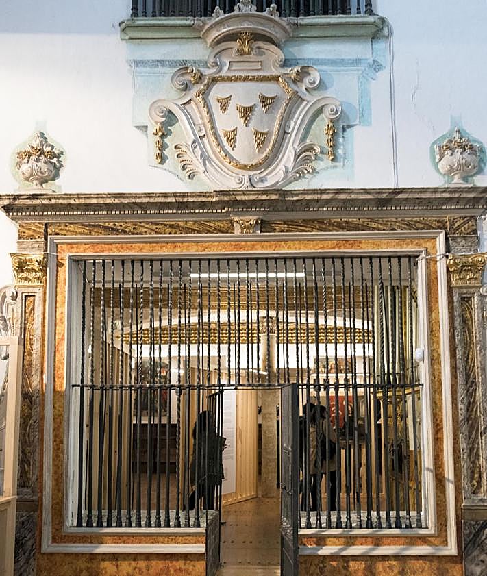Imagen secundaria 2 - Su patio, la iglesia del convento y su interior.