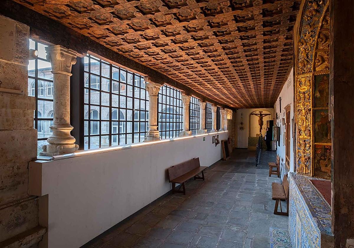 Imagen principal - Artesonados descubiertos en la restauración.