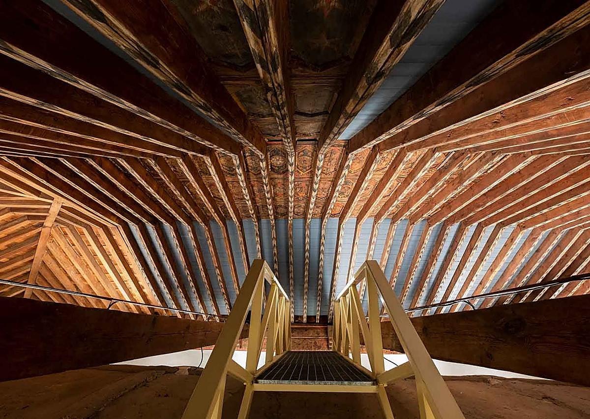 Imagen secundaria 1 - Artesonados descubiertos en la restauración.