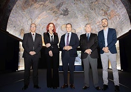 La bióloga y astronauta, Sara García, acompañada por el rector, Juan Manuel Corchado; por el vicerrector de Investigación, José Miguel Mateos Roco; Román Álvarez y Juan José Díez de Alumni-USAL.