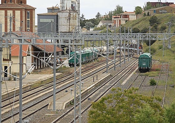 Catenarias y cables en la estación de mercancías de Tejares.