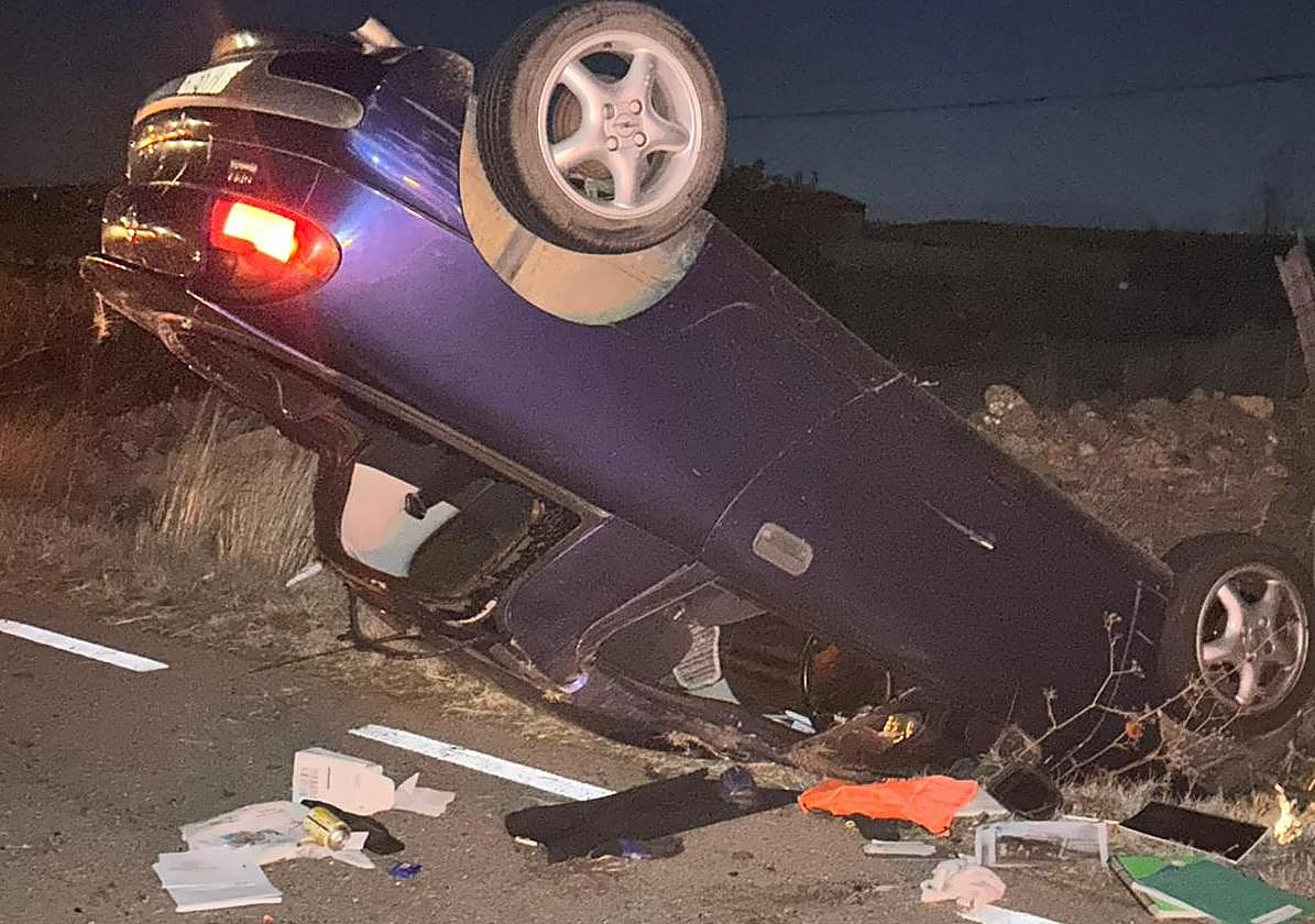 Vuelca con su coche en un espectacular accidente a la entrada de Arapiles y lo localizan en su casa