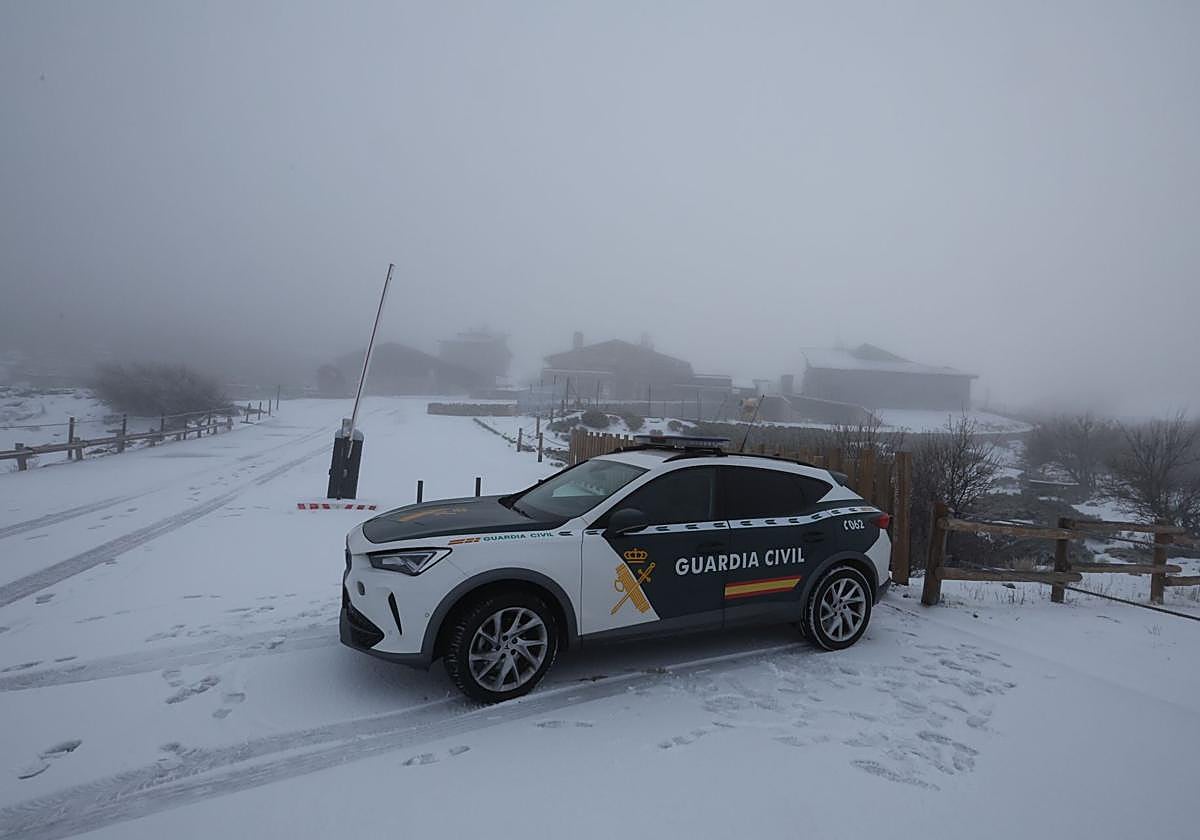 La Guardia Civil en la estación de esquí de La Covatilla.