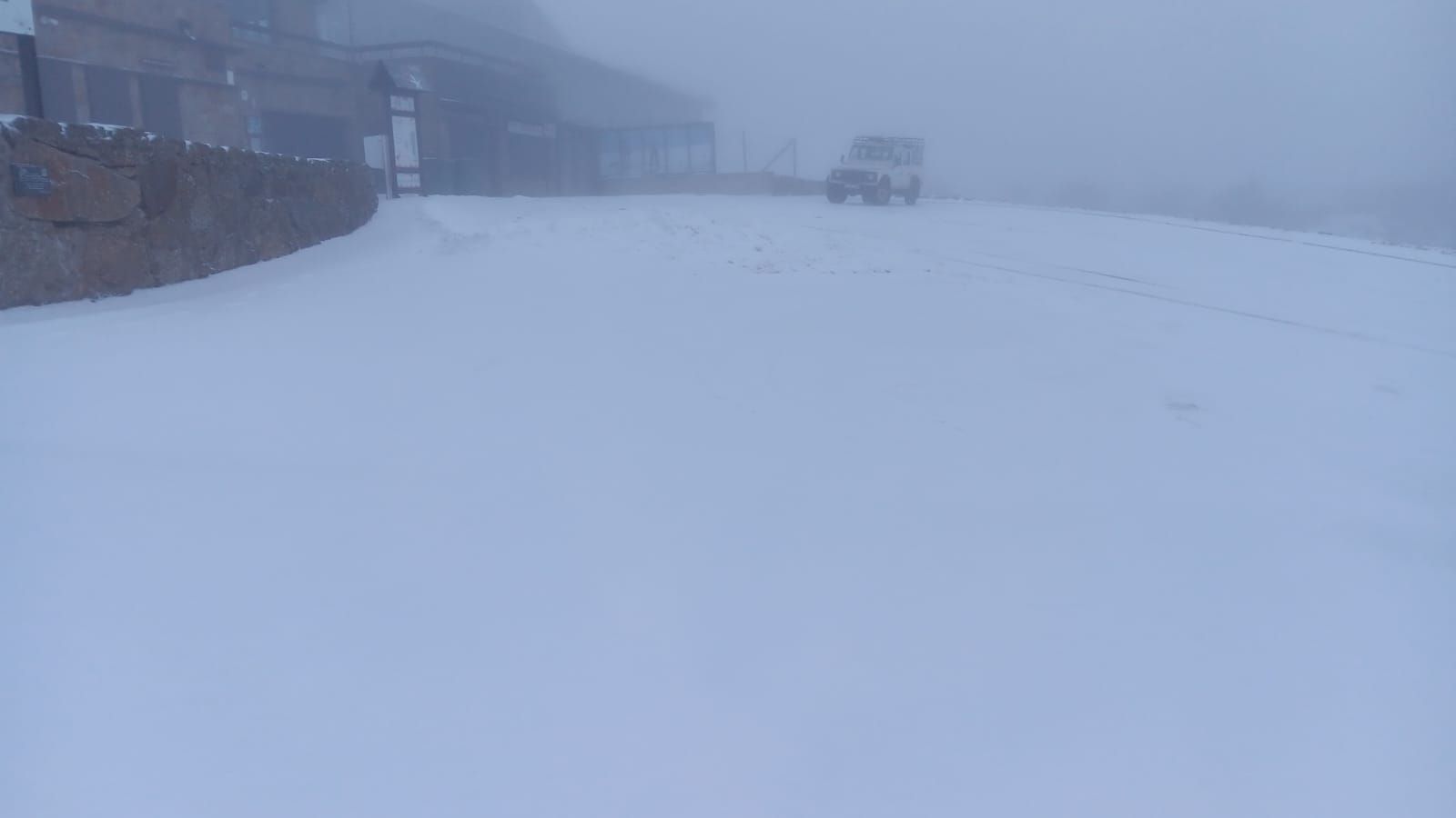 La estación ha amanecido con una fina capa de nieve natural