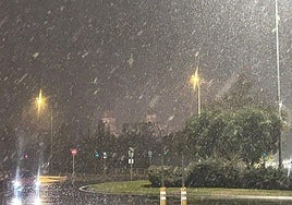 Una fuerte nevada en Salamanca sorprende a la capital y la cubre con gruesos copos