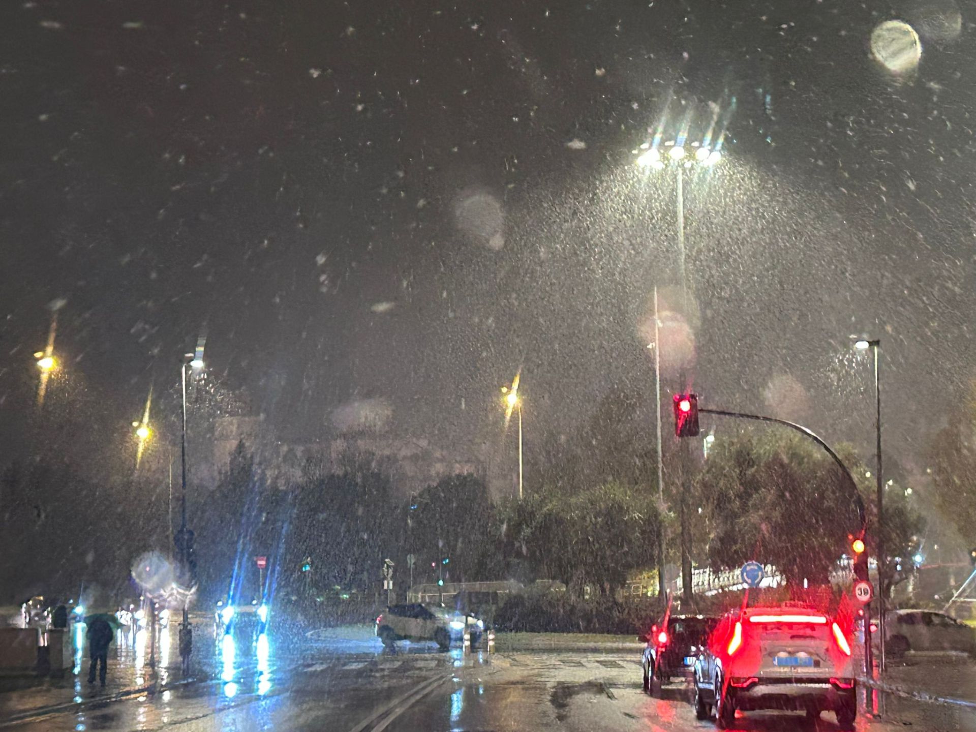 Una fuerte nevada en Salamanca sorprende a la capital y la cubre con gruesos copos