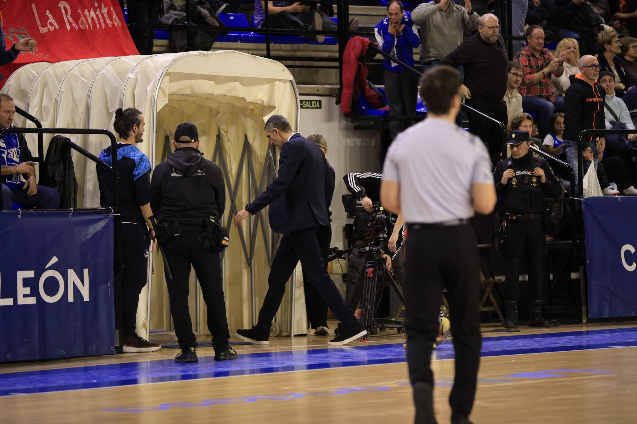 El partido entre Avenida y Valencia Basket, en imágenes