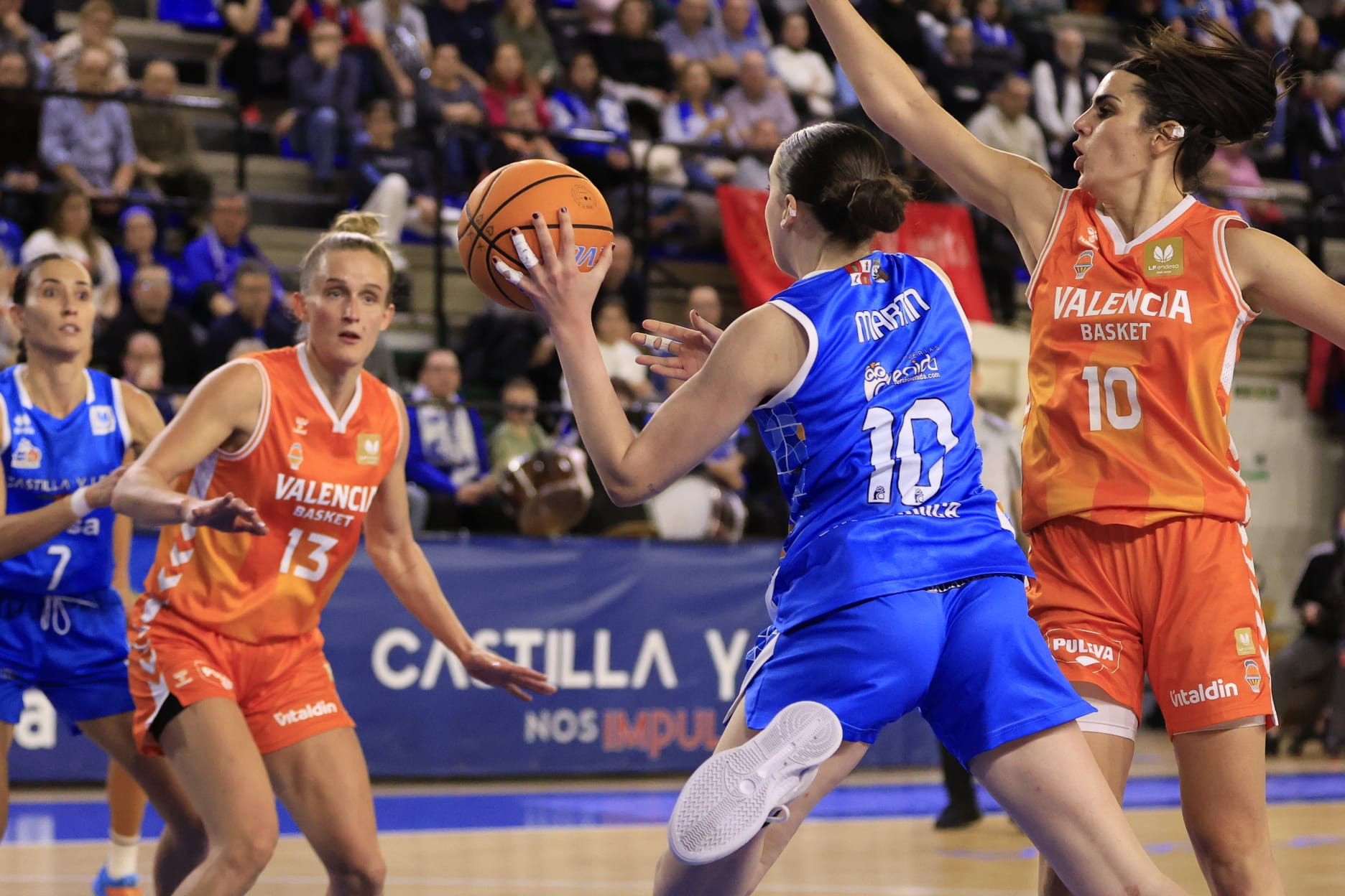 El partido entre Avenida y Valencia Basket, en imágenes